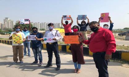 NOIDA 7X वेलफेयर टीम ने गांधीगिरी से सिखाया हेलमेट लगाने का पाठ