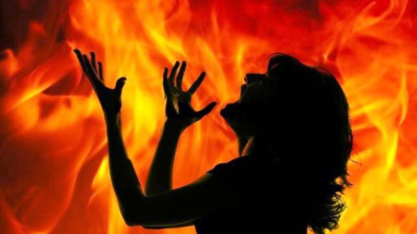 लखनऊ BREAKING: विधानसभा के सामने महिला ने किया आत्मदाह का प्रयास