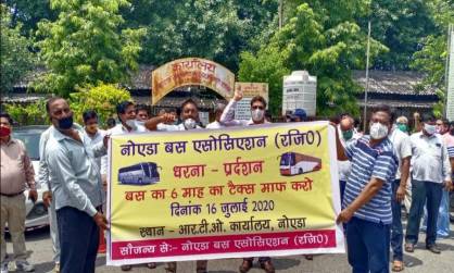 नोएडा बस एसोसिएशन ने एआरटीओ को सौंपा ज्ञापन