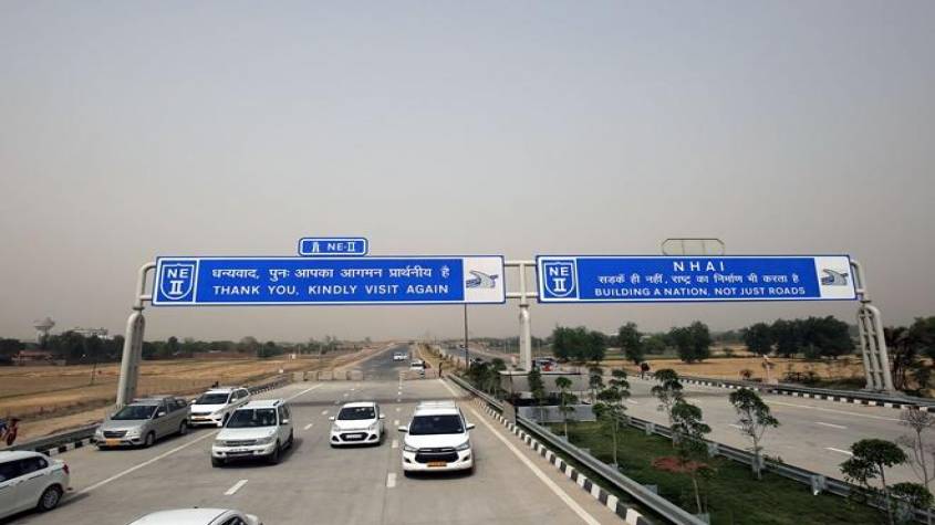BIG BREAKING: गाजियाबाद में ईस्टर्न पेरीफेरल एक्सप्रेस वे पर बड़ा हादसा, तीन युवकों की मौत
