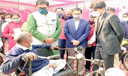 धीरेन्द्र सिंह और सुहास एलवाई ने दिव्यांग जनों को सहायता दी, हर सम्भव मदद का आश्वासन दिया
