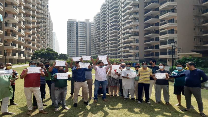 ग्रेटर नोएडा : सोसाइटी में कूड़ा नहीं उठा, निवासियों ने किया विरोध, बिल्डर ने बंद कर दीं सारी सर्विस