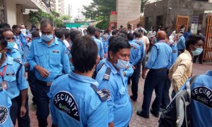 Greater Noida West: गौर सिटी में सुरक्षा कर्मियों का हंगामा, बिल्डर ने 100 गार्ड को नौकरी से निकाला