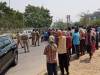 ग्रेटर नोएडा: घर वापस जाने के लिए मजदूरों की भीड़ जुटी, पुलिस को भांजनी पड़ी लाठियां