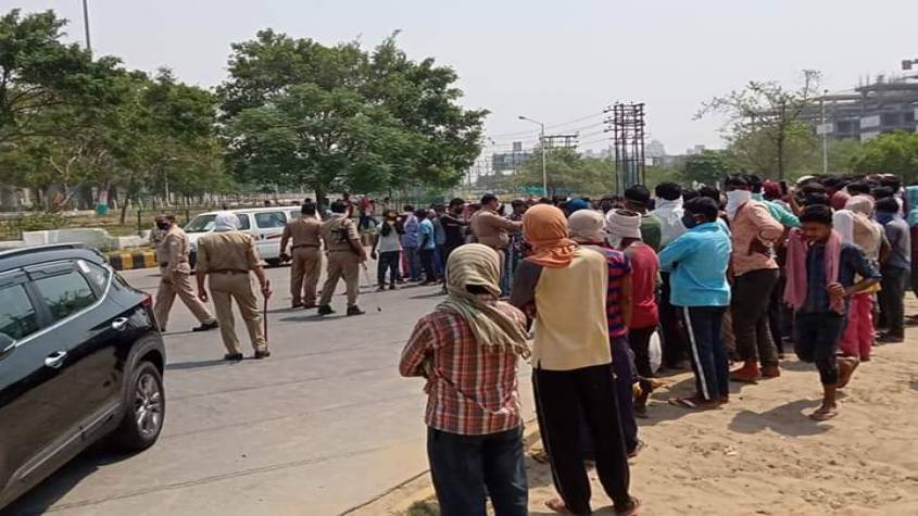 ग्रेटर नोएडा: घर वापस जाने के लिए मजदूरों की भीड़ जुटी, पुलिस को भांजनी पड़ी लाठियां