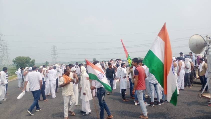 अर्धनग्न किसानों का हल्ला बोल, गाजियाबाद में नेशनल हाइवे जाम, दिल्ली बॉर्डर बन्द