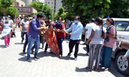 नोएडा जिला अस्पताल में मरीज की मौत पर हंगामा, महिला चिकित्सक के साथ हाथापाई