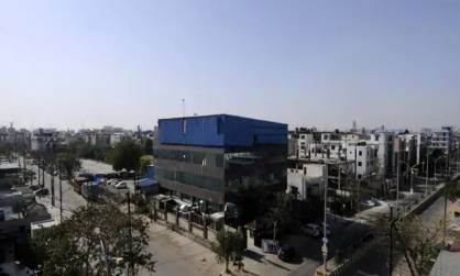 नोएडा: फैक्ट्री में घर बनाकर रहने वालों पर कार्रवाई होगी