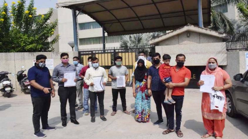 नोएडा: समरविले स्कूल पर निकला अभिभावकों का गुस्सा