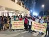 Greater Noida West: दोहरे हत्याकांड के खिलाफ सोसाइटी के निवासियों ने शाम को फिर प्रदर्शन किया