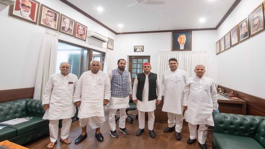 अखिलेश यादव ने माता प्रसाद पांडेय, अभिषेक मिश्रा और मनोज पांडेय के साथ बैठक की, यूपी में ब्राह्मणों के मुद्दों पर चर्चा हुई