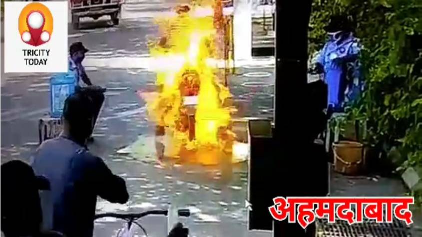 Viral Video: बाइक सैनिटाइज करते वक्त आग लगी और बाइक सवार जल गया, देखिए वीडियो