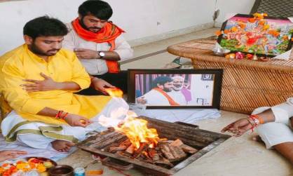 स्वतंत्र देव सिंह के स्वास्थ्य की कामना के लिए अन्नू पण्डित ने हवन किया