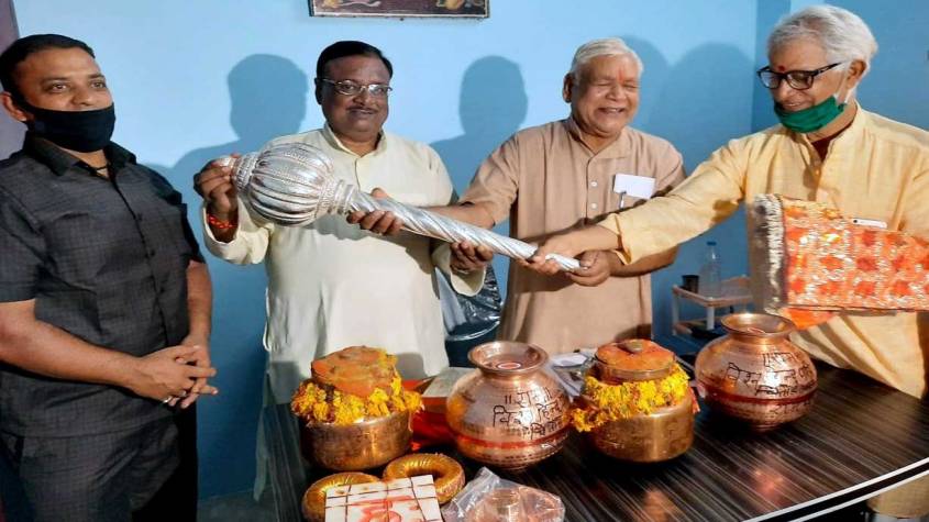 तमिलनाडु के साधुओं ने राम मंदिर निर्माण के लिए सोने और चांदी की ईंटें दान दीं