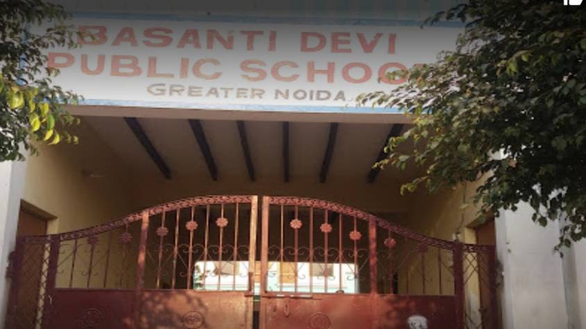 ग्रेटर नोएडा: बसंती देवी पब्लिक स्कूल ने तीन महीने की फीस माफ की