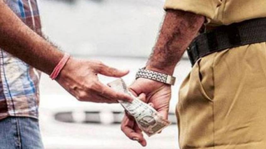 GHAZIABAD : पांच हजार रुपये की रिश्वत लेते हुए दरोगा का वीडियो वायरल, देखिए वीडियो