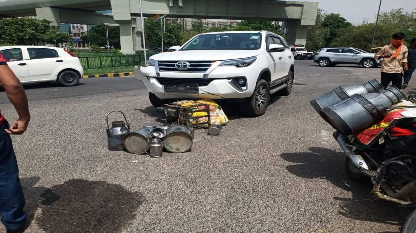 Greater Noida: फॉर्च्यूनर कार ने बाइक सवार दूधिया को 100 मीटर तक घसीटा