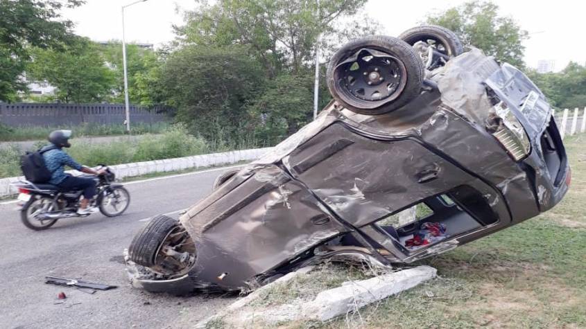 Greater Noida: तेज रफ्तार कार डिवाइडर से टकराकर पलटी, चालक घायल