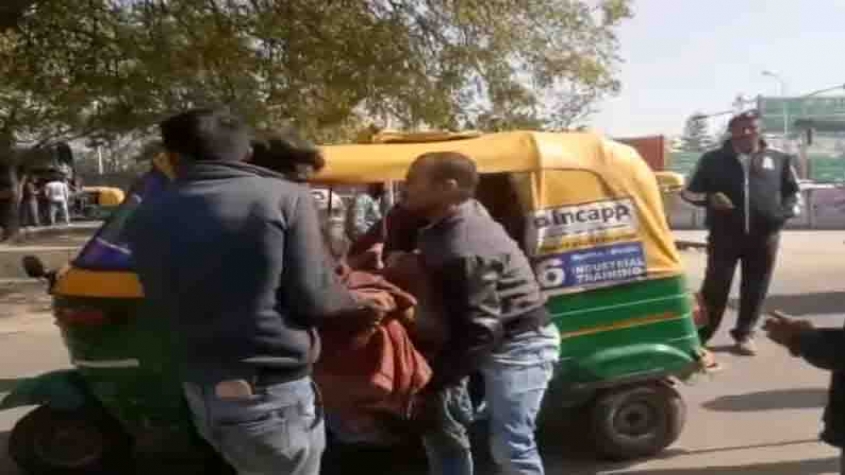 Greater Noida: युवक ने बुजुर्ग महिला के सिर पर कार चढ़ा दी, एम्बुलेंस सर्विस 108 से नहीं मिली मदद