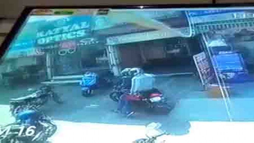 NOIDA: लुटेरों ने ढाई मिनट में दिया वारदात को अंजाम, वीडियो सामने आया