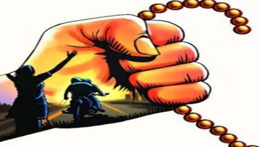बेखौफ बदमाशों ने दिनदहाड़े महिला से चेन लूटने की कोशिश की