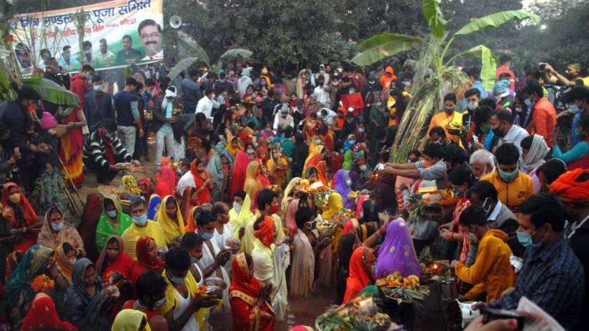 नोएडा : पूर्वांचल मित्र मंडल छठ पूजा समिति ने छठ महोत्सव में कोरोना महामारी को जल्द खत्म होने की प्रार्थना की