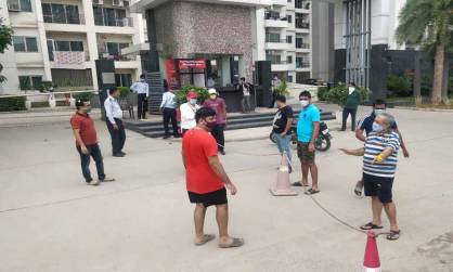Greater Noida West: लोगों ने खुद उठाया ट्रैफिक सुधारने का बीड़ा