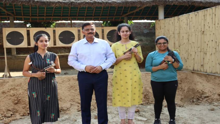 ग्रेटर नोएडा में पुलिस कमिश्नर आलोक सिंह ने किया विश्व स्तरीय शूटिंग रेज का उदघाटन, क्षेत्र के युवाओं को मिला बड़ा मौका
