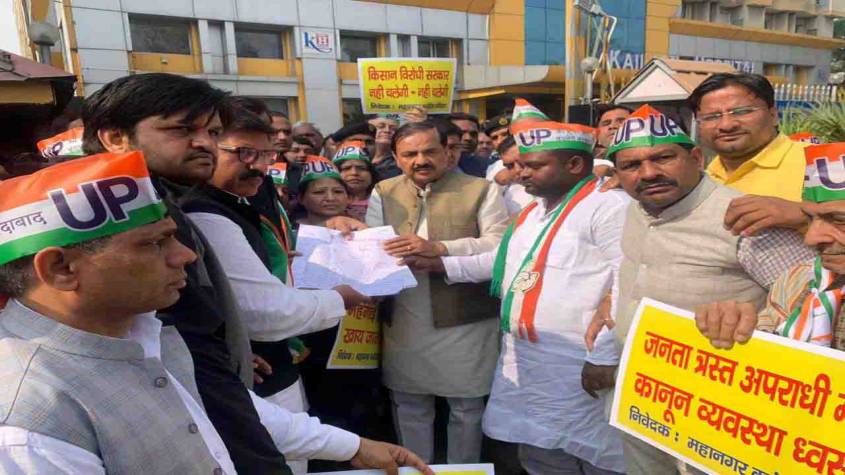 कांग्रेसियों ने नोएडा में जन समस्याओं को खिलाफ महेश शर्मा का घेराव किया और ज्ञापन सौंपा
