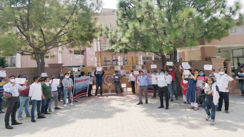 क्रॉसिंग रिपब्लिक: अभिभावकों ने स्कूल से की यह 4 बड़ी मांग