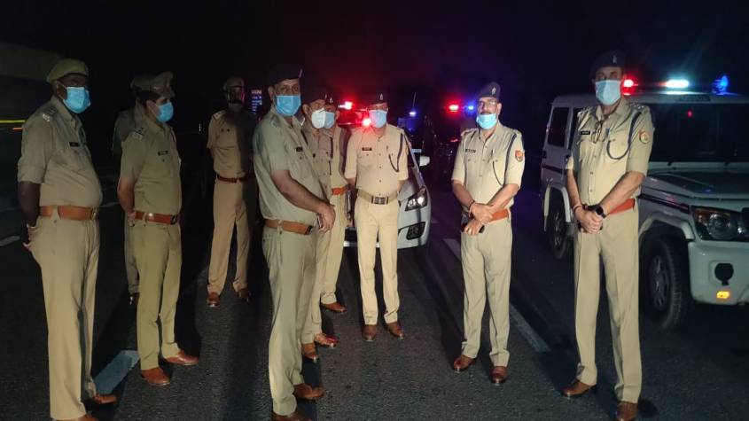 यमुना एक्सप्रेस वे पर आधी रात सुरक्षा का जायजा लेने पहुंचे डीसीपी, जानिए पुलिस को क्या दिशा निर्देश दिए