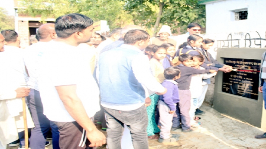 धीरेन्द्र सिंह ने बच्चियों को दिया 17 लाख रूपये का तोहफा
