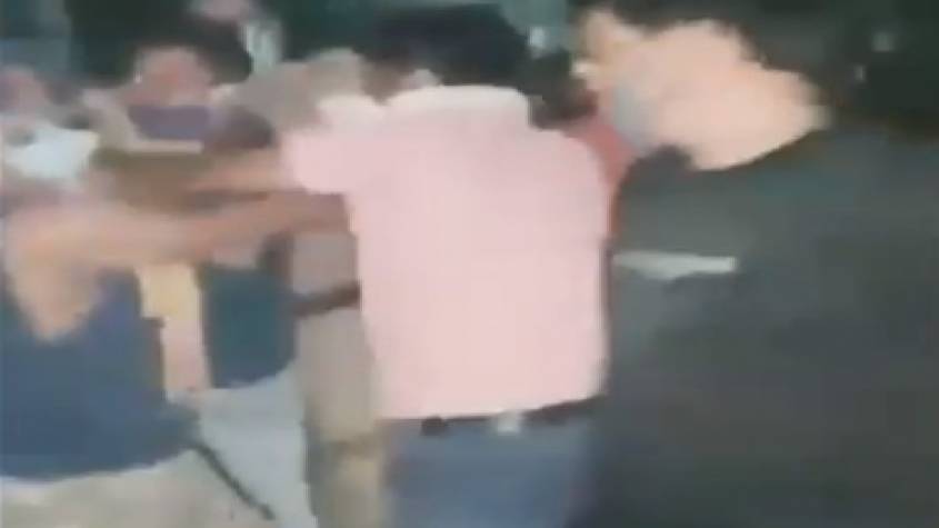 ग्रेटर नोएडा वेस्ट: स्ट्रीट डॉग्स को लेकर सोसायटी में जमकर जूतमपैजार, वीडियो सोशल मीडिया पर वायरल