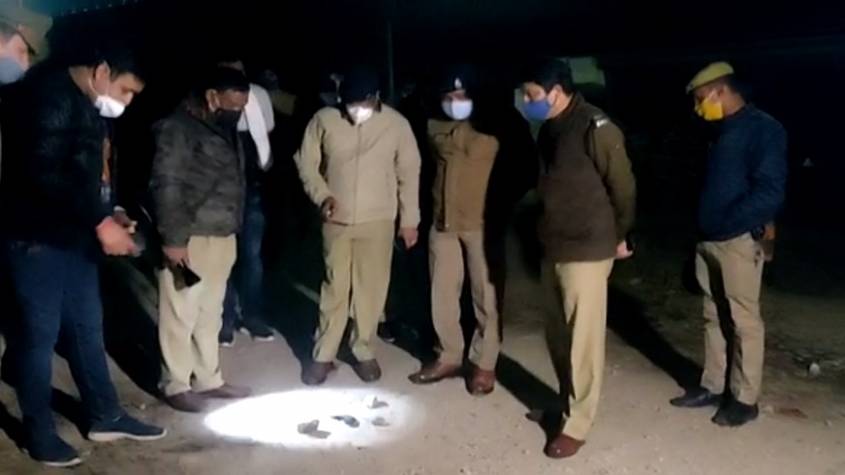 Greater Noida : ईट-भट्टे से ट्रैक्टर लूटने वाले बदमाशों से पुलिस की मुठभेड़, दो बदमाश के पैर में लगी गोली