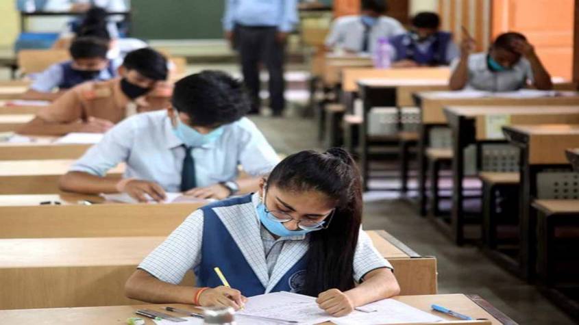 ग्रेटर नोएडा : सोशल डिस्टेसिंग के साथ आयोजित हुई सीबीएसई बोर्ड की कंपार्टमेंट परीक्षा