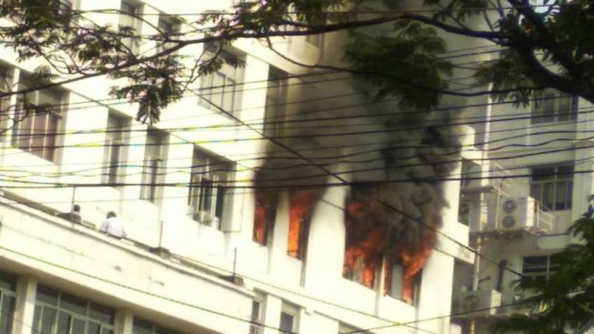 नोएडा में एक दफ्तर में आग लगी, 12 लोगों को सुरक्षित निकाला गया, कुछ हो गए बेहोश