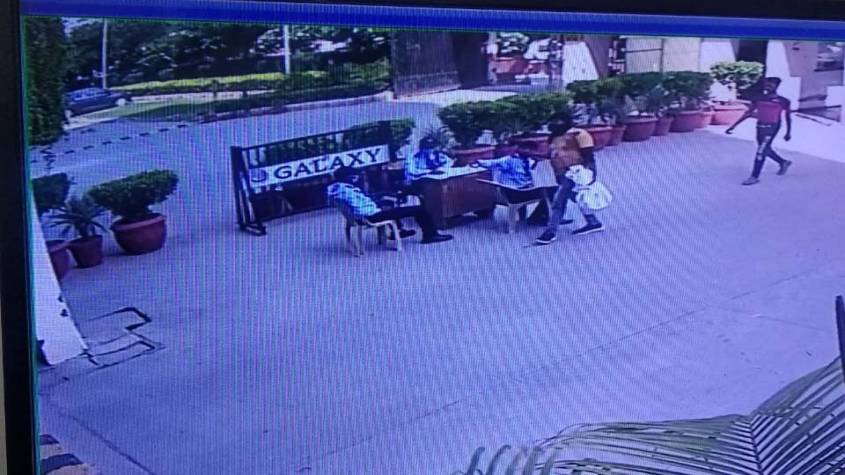 ग्रेटर नोएडा वेस्ट की हाउसिंग सोसायटी में घुसे चोर, बेसमेंट पार्किंग से कार चोरी की कोशिश