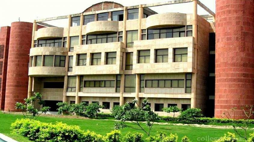 गलगोटिया कॉलेज में बने क्वारंटाइन होम से कोरोना का संदिग्ध मरीज कूदा