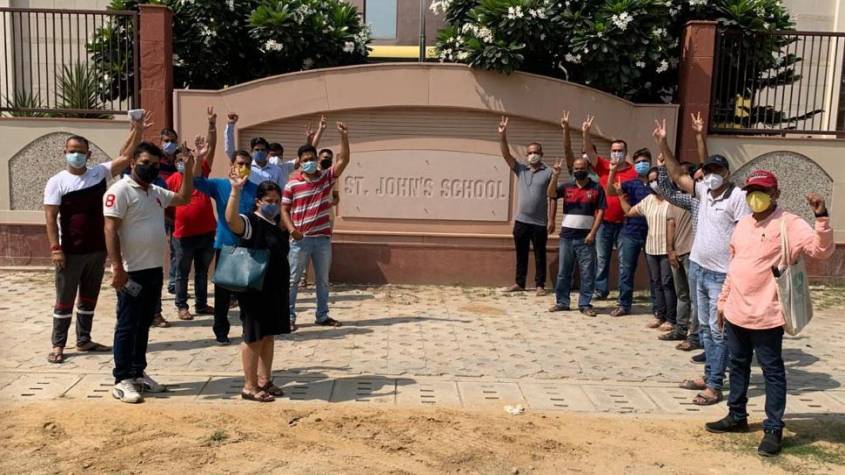 ग्रेटर नोएडा वेस्ट के नामचीन स्कूल ने फीस जमा नहीं होने पर छात्रों के खिलाफ उठाया बड़ा कदम, विरोध में उतरे अभिभावक