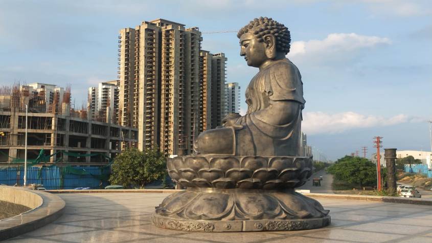 ग्रेटर नोएडा वेस्ट: गौर सिटी सोसाइटी के निवासी बिल्डर के खिलाफ उग्र आंदोलन को मजबूर