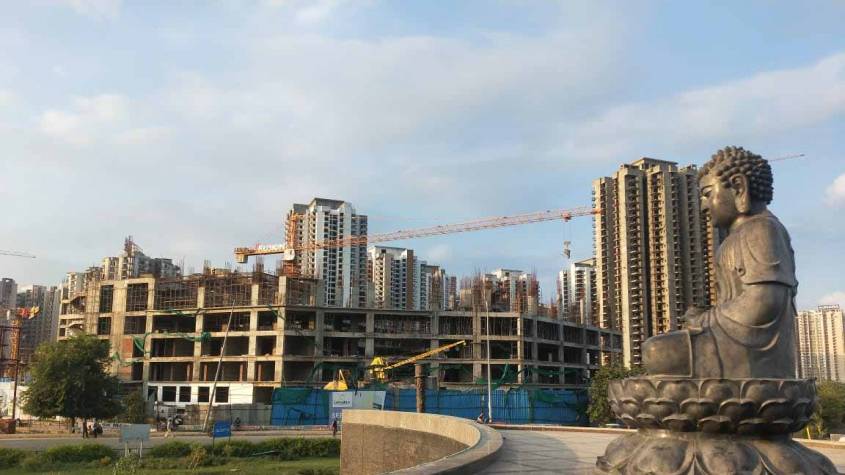 ग्रेटर नोएडा वेस्ट : पावर बैकअप नहीं होने से लिफ्ट अटकी, करीब आधा घंटा फंसे रहे महिला और बच्ची
