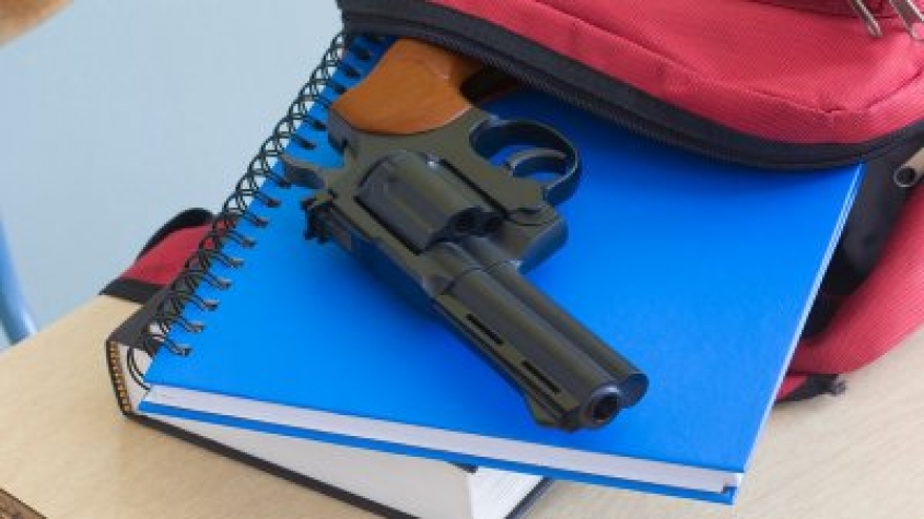 बाप की लाइसेंसी पिस्टल और कारतूस लेकर स्कूल पहुंचा दसवीं का छात्र, और फिर...