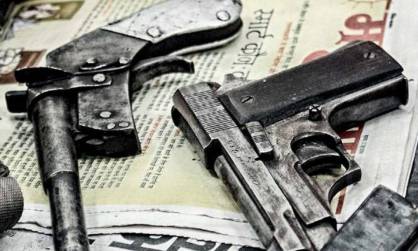 Greater Noida : जमीनी रंजिश के चलते पड़ोसी के छत पर अवैध बंदूक रखकर पुलिस को सूचना दी