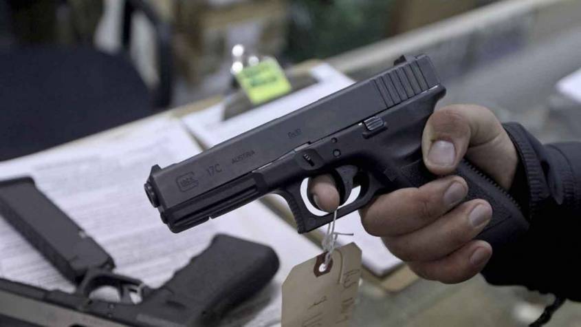 बेटे की शिकायत पर पुलिस ने पिता को पिस्टल समेत दबोचा