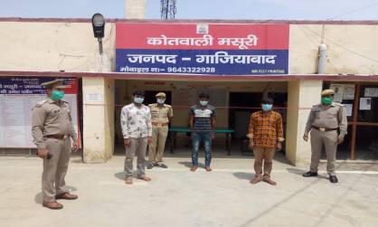 गाजियाबाद और गौतम बुद्ध नगर में पेरीफेरल एक्सप्रेस-वे पर लूट करने वाले तीन बदमाश गिरफ्तार, कब्जे से कैंटर और बुलेरो बरामद