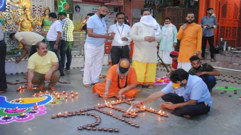 गाजियाबाद: दुल्हन की तरह सजे मंदिर, घर-घर मनाया गया दीपावली जैैसा दीपोत्सव