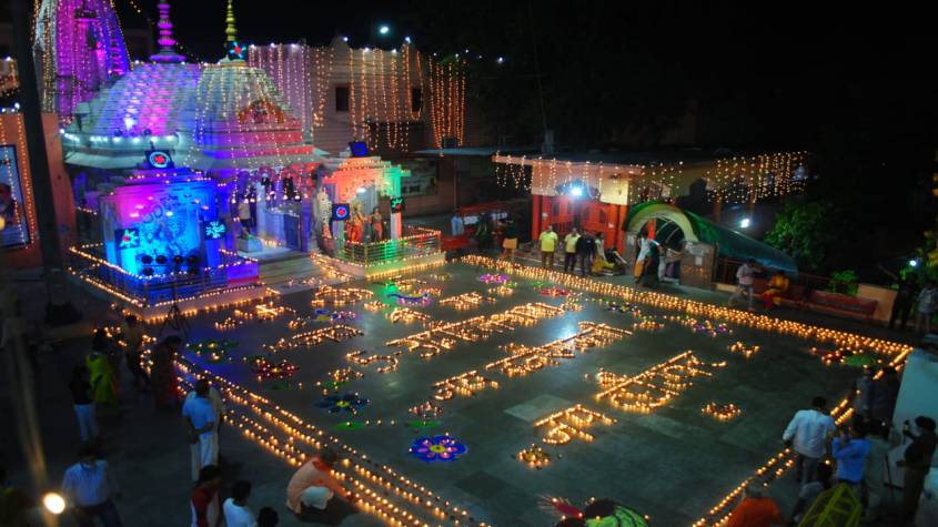 गाजियाबाद: अयोध्या राम मंदिर भूमि पूजन पर श्री दुधेश्वरनाथ मंदिर में देशी घी के 5100 दीप के साथ मनाई दिवाली