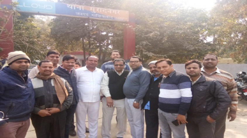 समस्याओं को लेकर व्यापारियों ने थानाध्यक्ष को सौंपा ज्ञापन