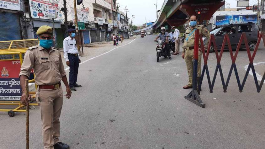 गाजियाबाद पुलिस ने बिना हेलमेट और बिना मास्क के लोगों को फटकार लगाई