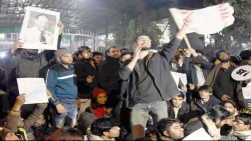जेएनयू हिंसा: दिल्ली पुलिस के मुख्यालय के सामने पहुंचे छात्र, नारेबाजी और घेराव